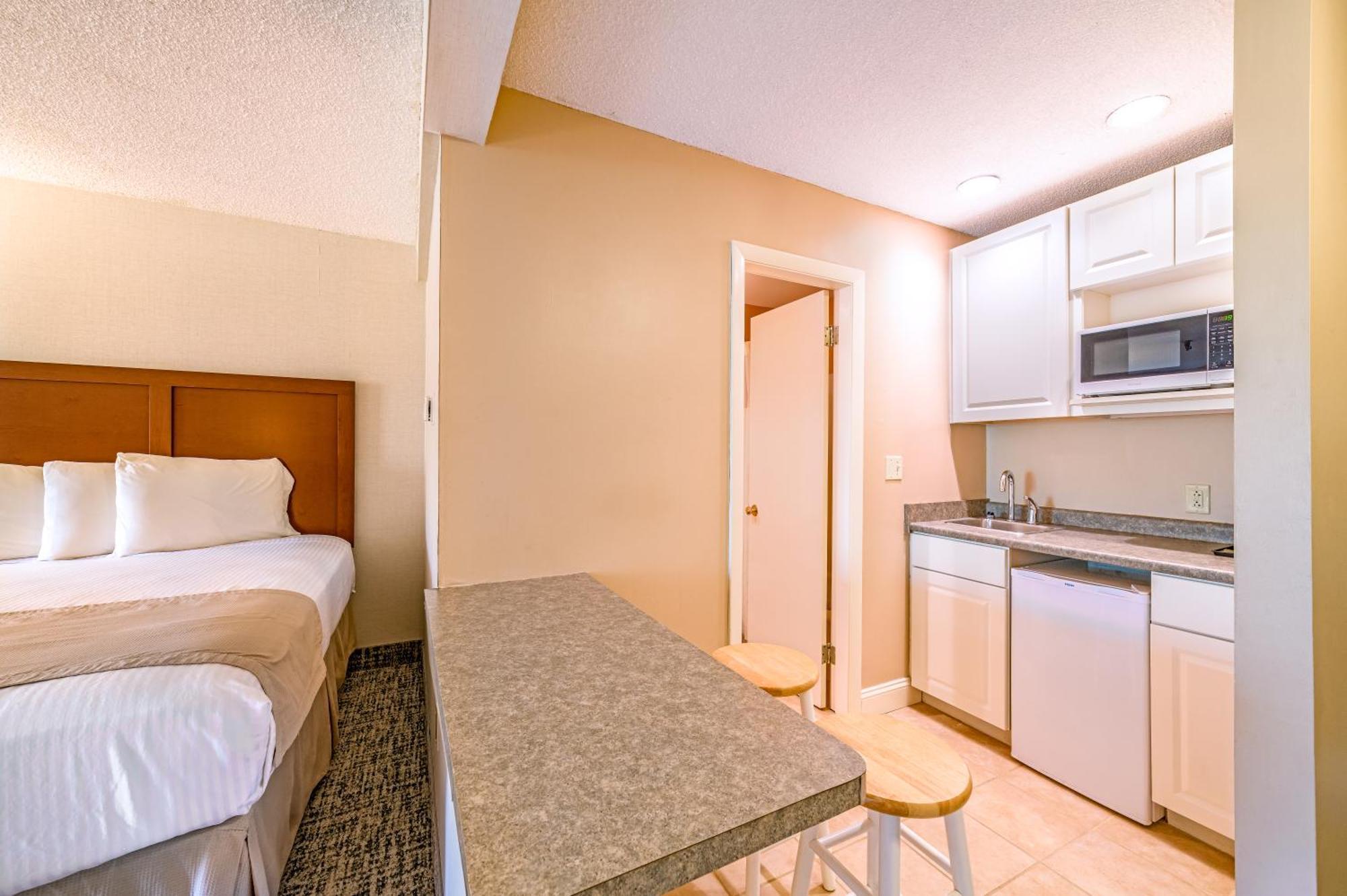 Town & Country Inn & Resort Горем Экстерьер фото