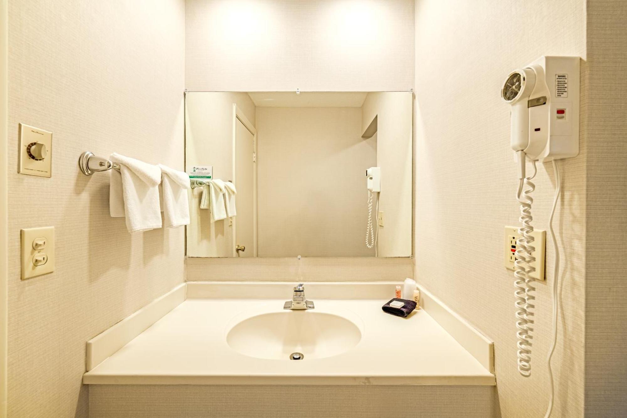 Town & Country Inn & Resort Горем Экстерьер фото